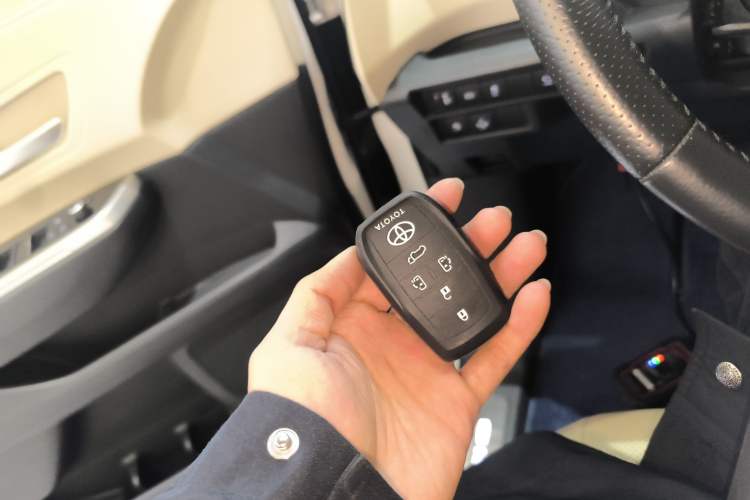 Used Toyota Sienna 2023 2.5L Hybrid Deluxe Edition