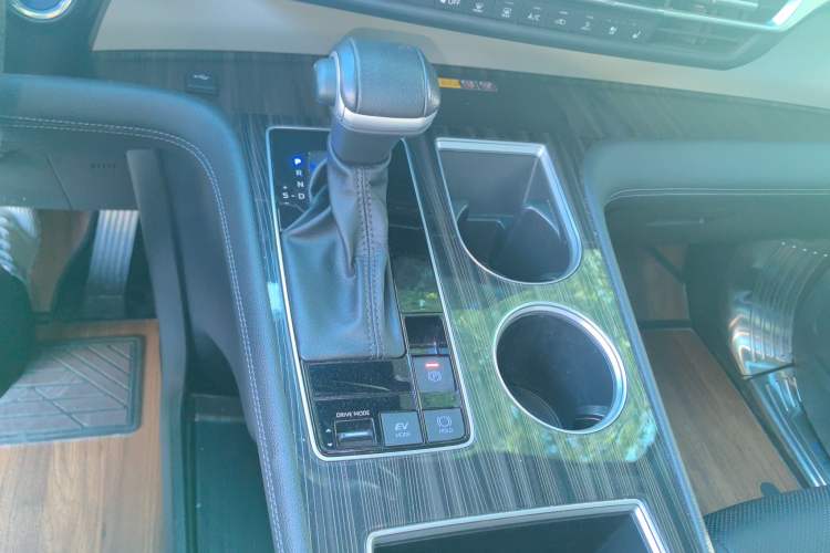 Used Toyota Granvia 2023 2.5L Hybrid Flagship VIP Edition
