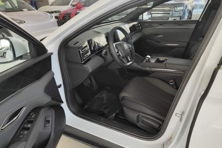 Used BYD Qin L 2025 DM-i Smart Drive 80KM Leading Model
