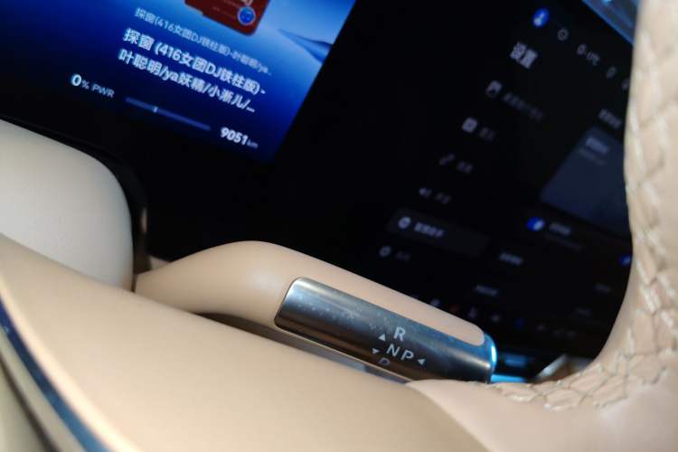 Used Hima AITO M8 2025 Extended-Range Ultra Version 53.4 kWh 6-Seater Edition
