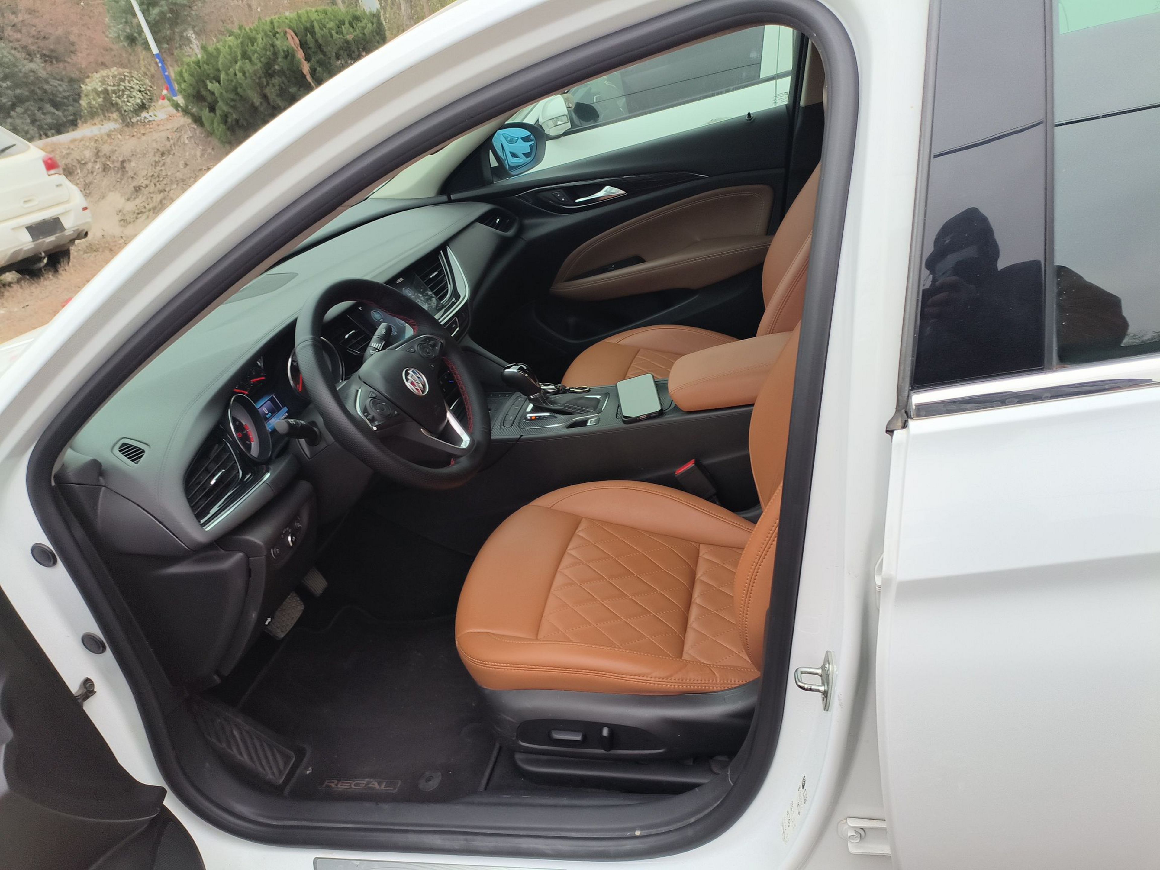 Переднее сиденье в автомобиле