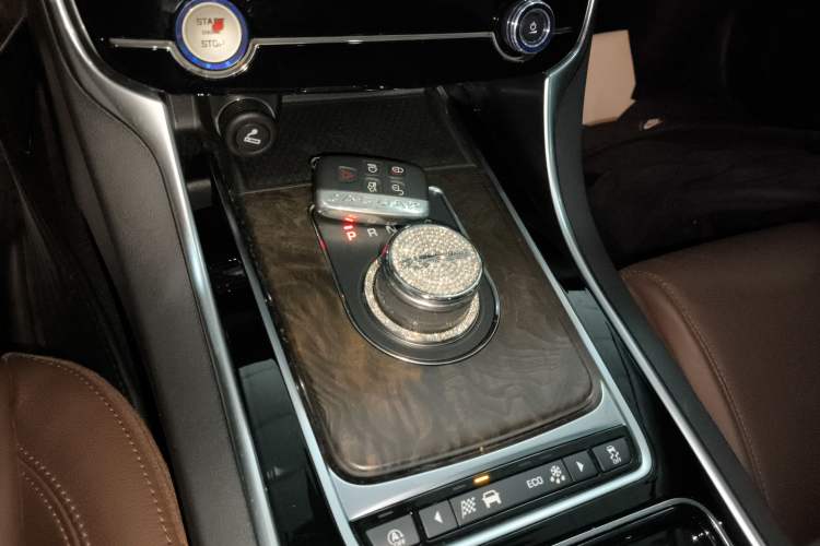 Used Jaguar XFL 2019 XFL 2.0T 250 PS Two-Wheel-Drive Luxury Edition
