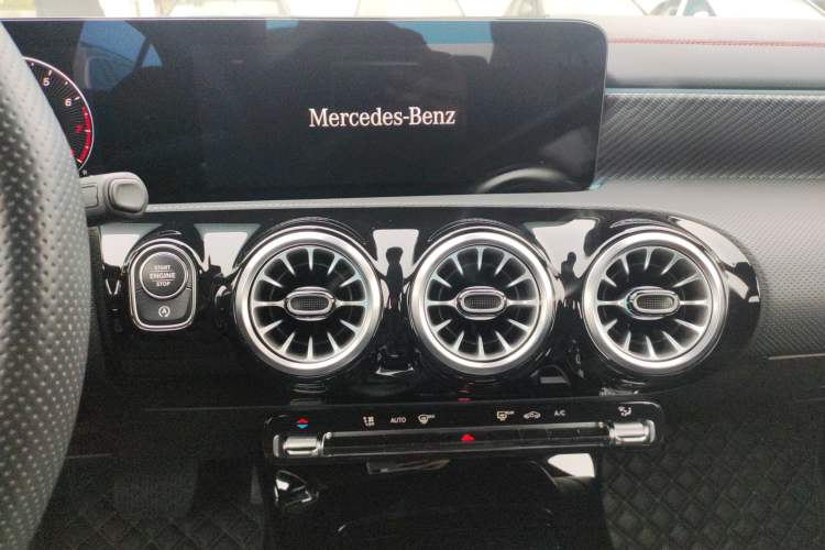 Used Mercedes-Benz A-Class 2022 Revised Version A 200 L Sport Sedan Fashionable Style
