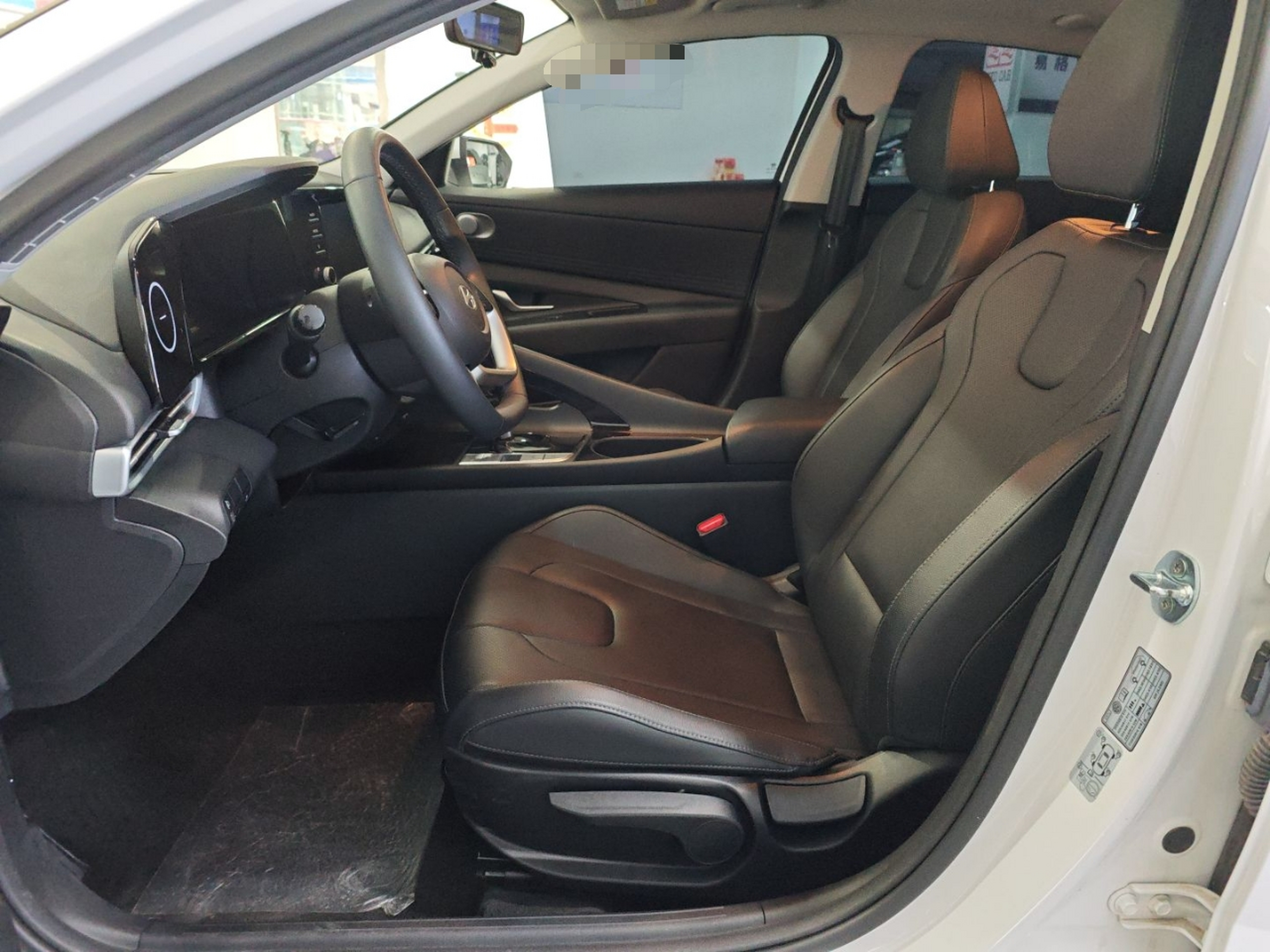 Переднее сиденье в автомобиле