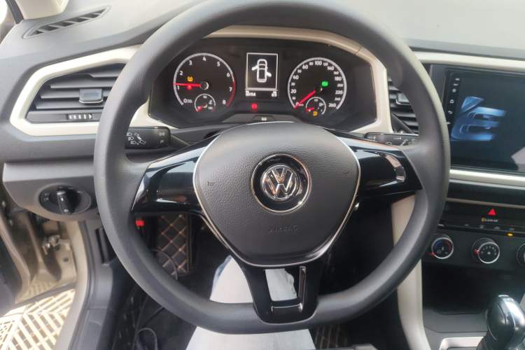 Used Volkswagen T-ROC 2018 230TSI DSG Two-Wheel Drive Fashion Edition China V Standard