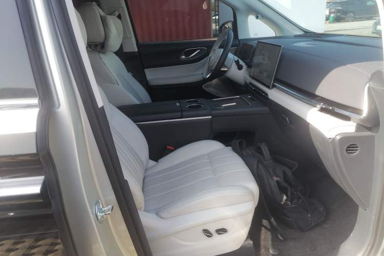 Used VOYAH Dream 2025 PHEV Four-Wheel-Drive Flagship Version – Qiankun Edition
