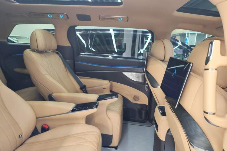 Used Denza D9 2025 DM-i Intelligent Drive 1020 Four-Wheel Drive Prestige Model
