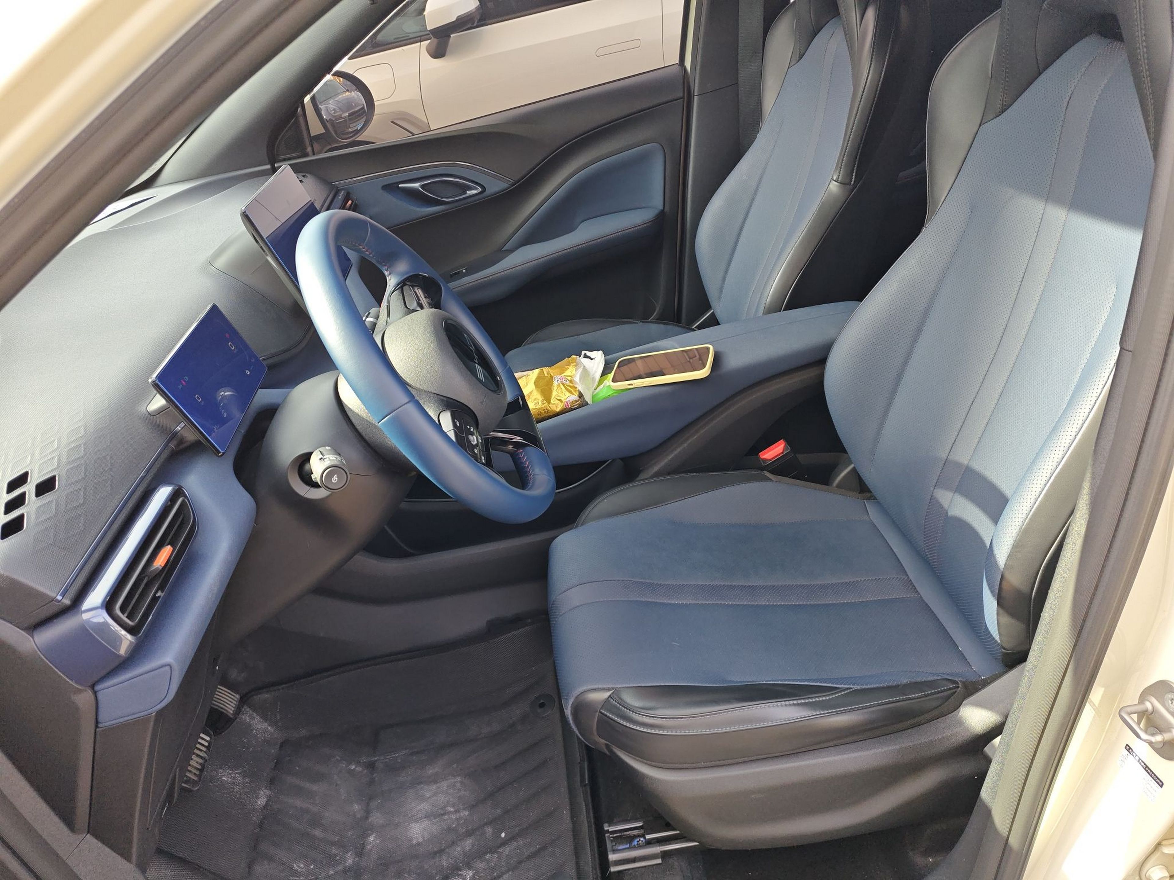 المقاعد الأمامية داخل السيارة