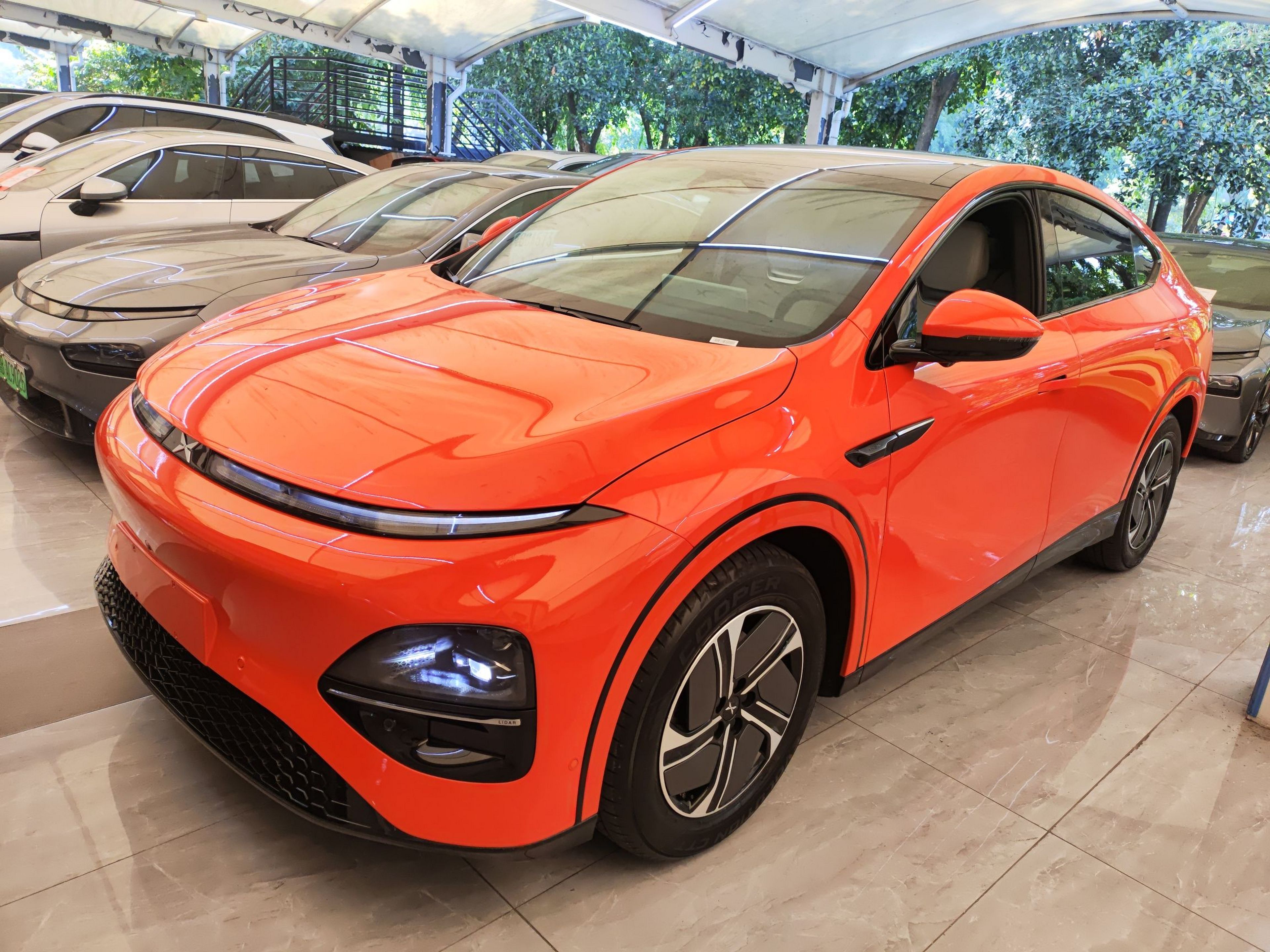 تحت مقدمة السيارة