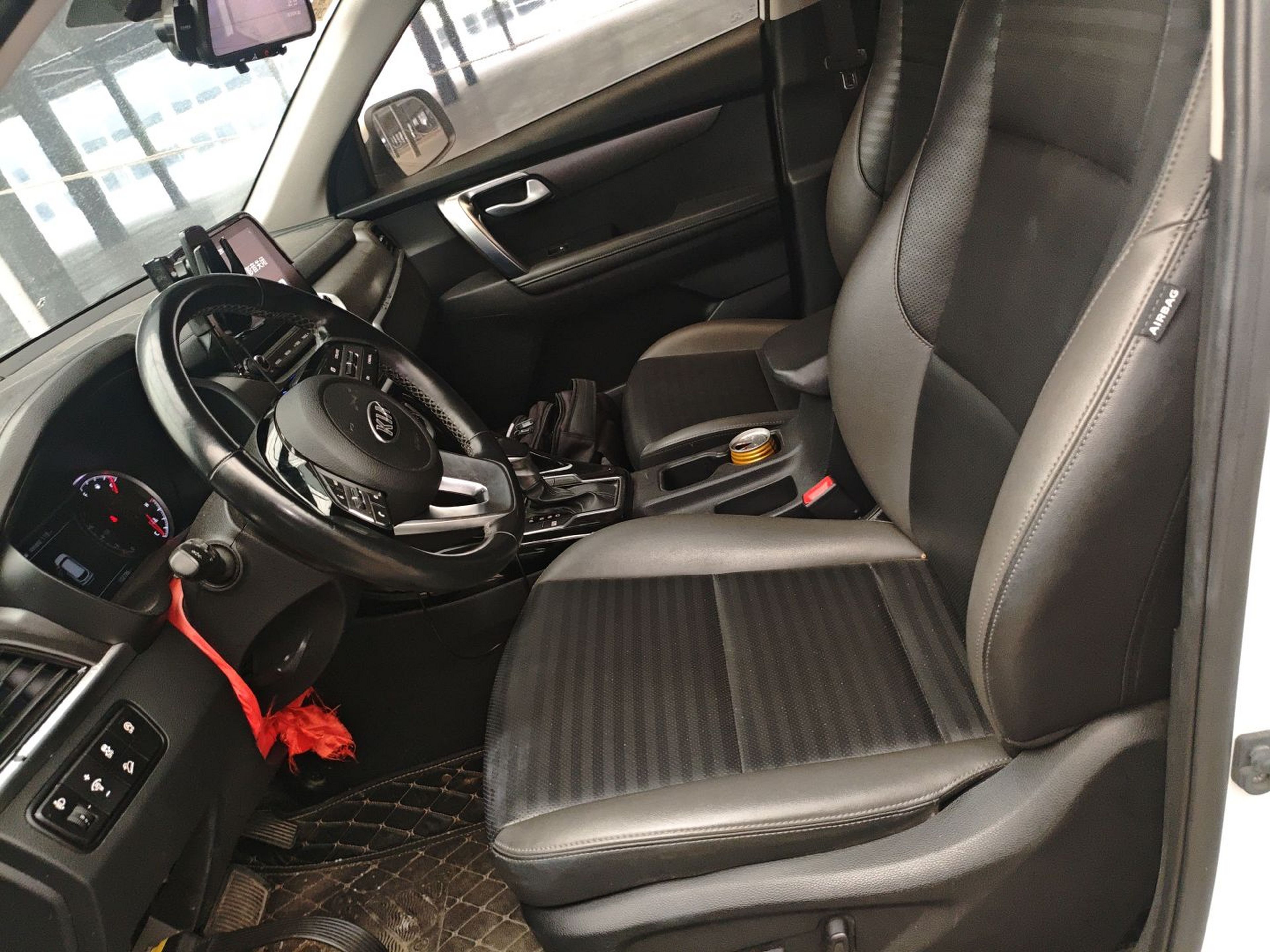 Переднее сиденье в автомобиле