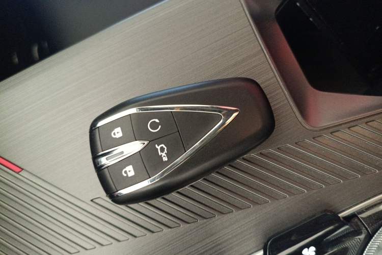 Used Oshan Z6 2023 Blue Whale 1.5T DCT Smart Luxury Model