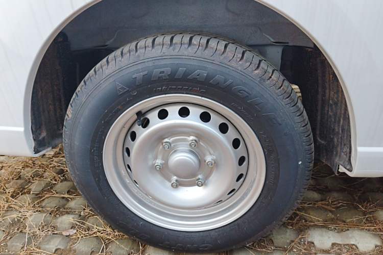 Used Wuling Yangguang 2024 300KM Comfort Version Passenger Van 75kW
