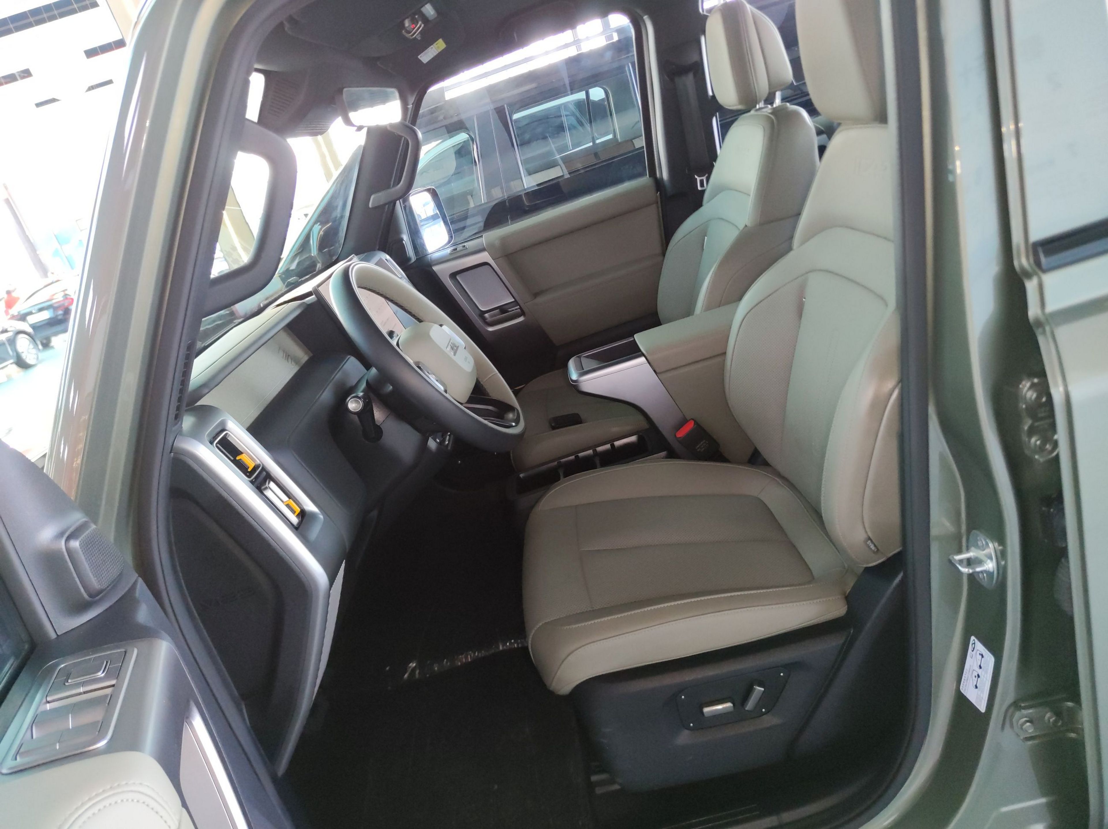 المقاعد الأمامية داخل السيارة