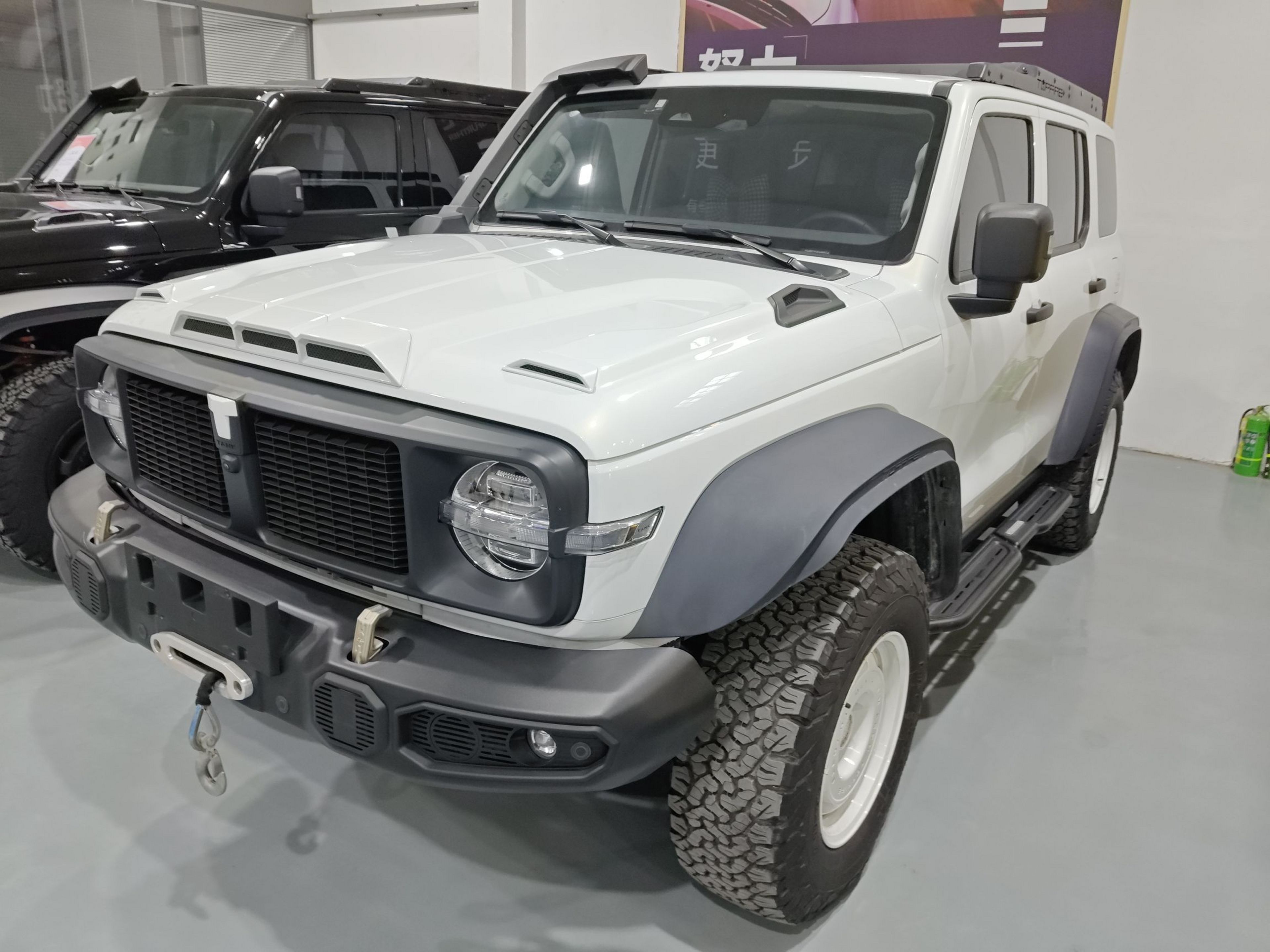 تحت مقدمة السيارة