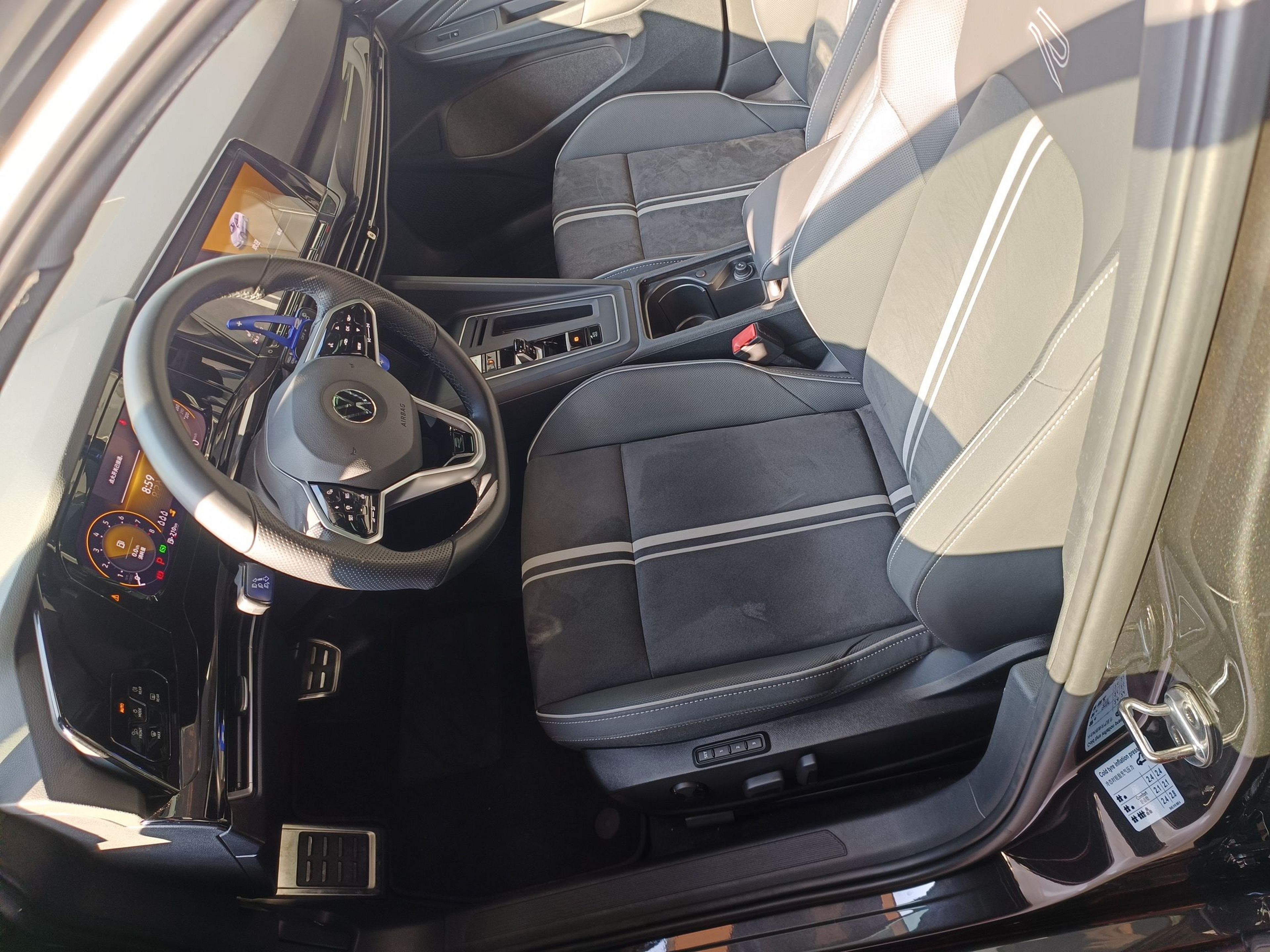 المقاعد الأمامية داخل السيارة