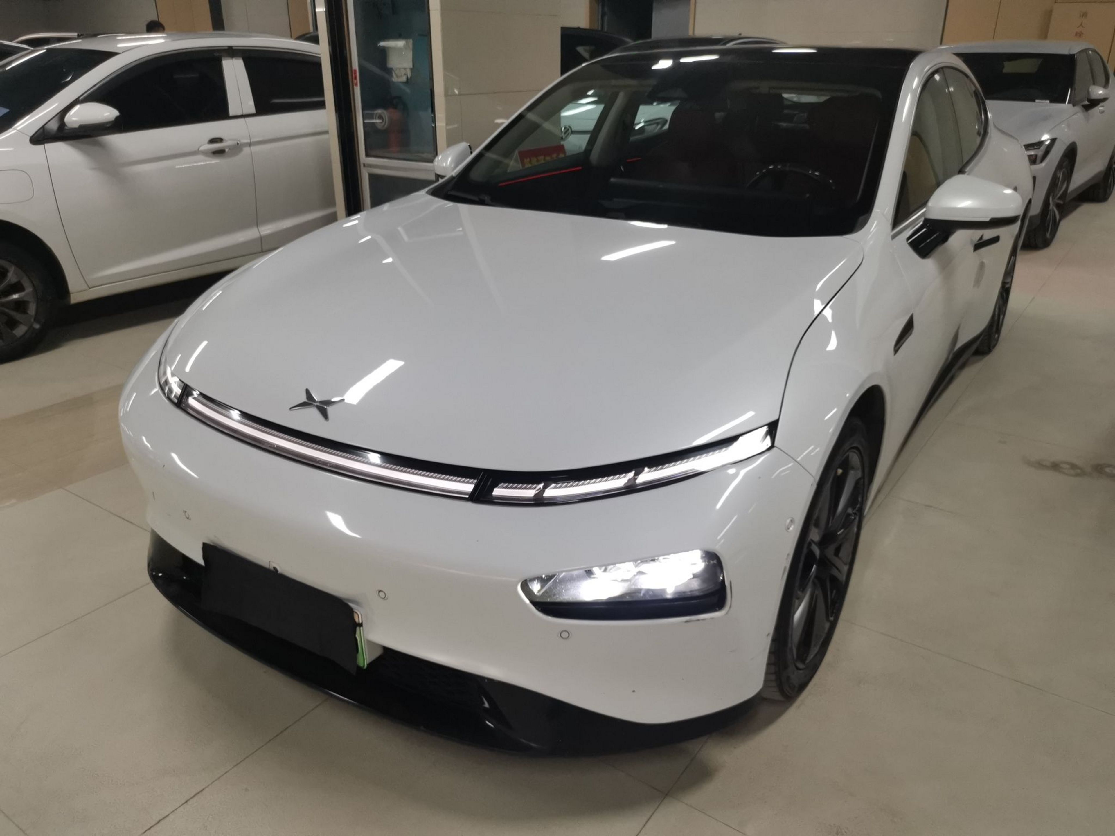 تحت مقدمة السيارة