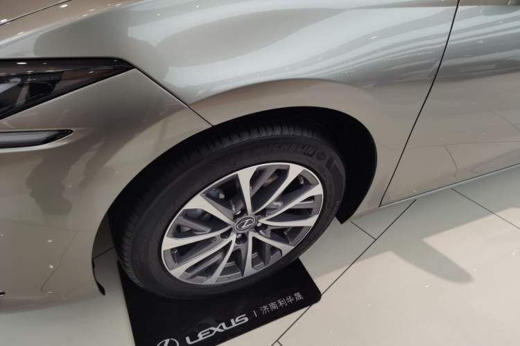 Used Lexus ES 2025 300h Deluxe Edition