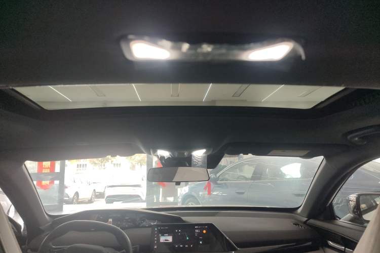 Used Changan UNI-V iDD 2024 Blue Whale Smart Electric iDD 136km ZhiKu Model
