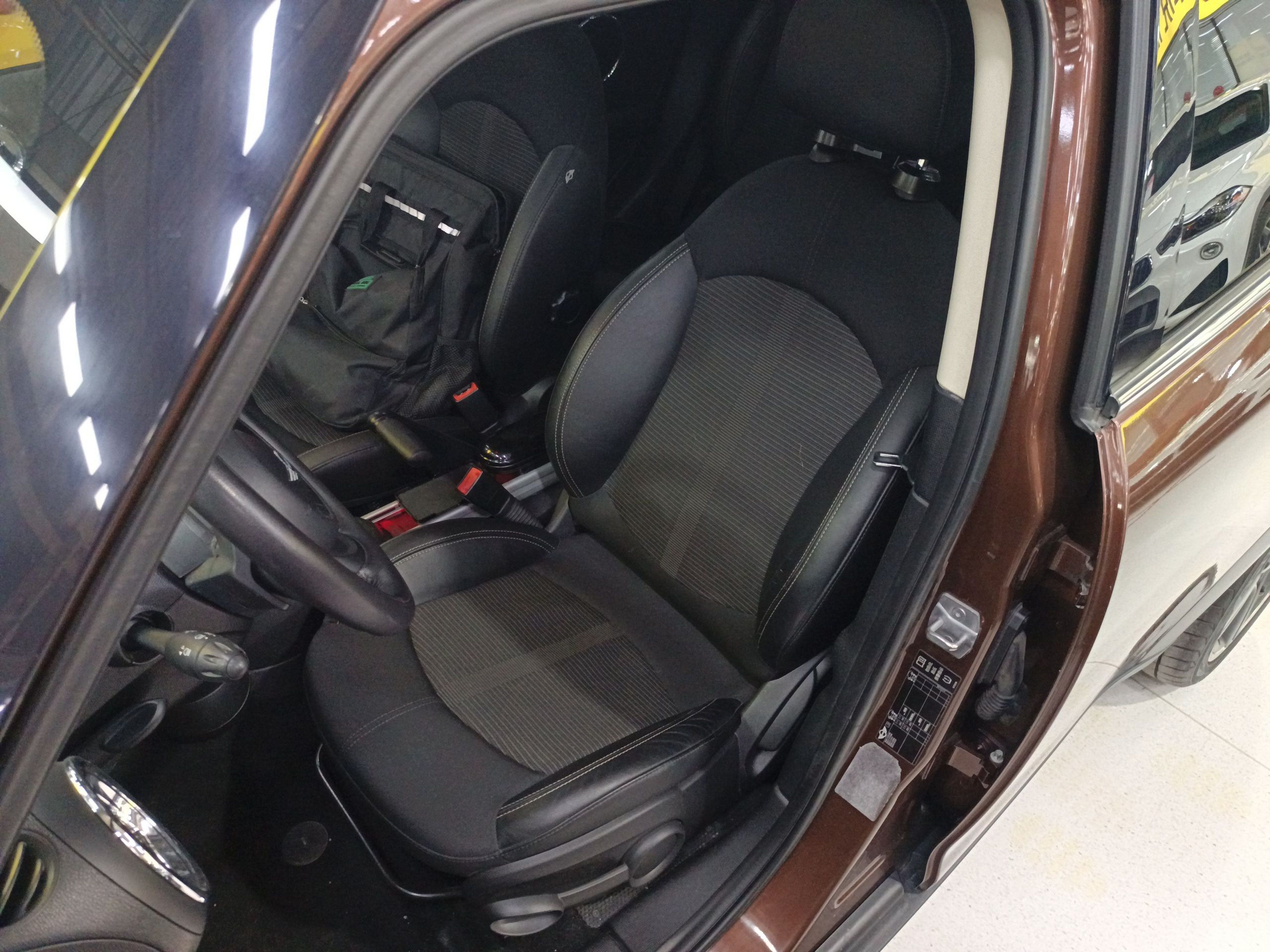 Переднее сиденье в автомобиле