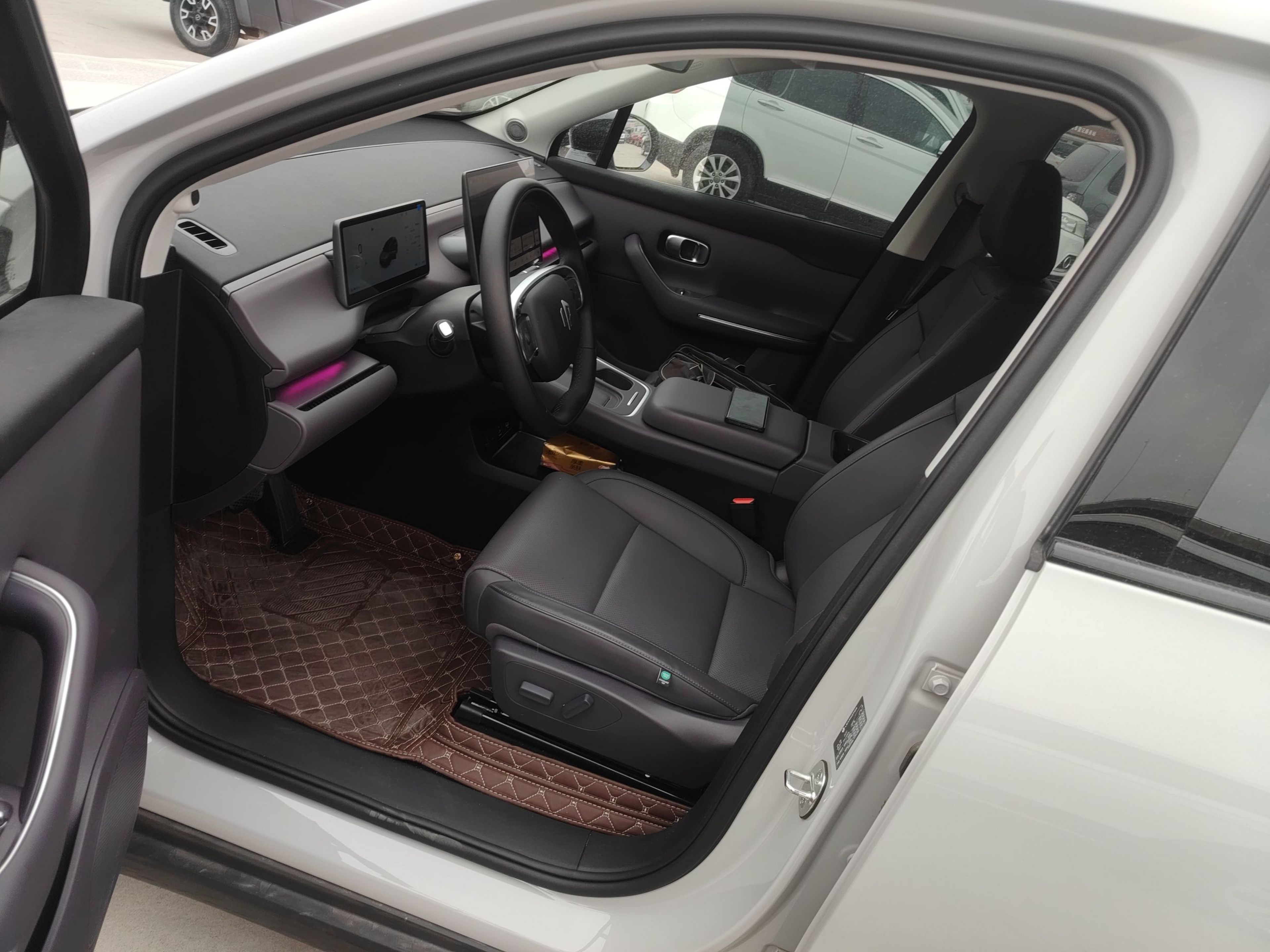 Переднее сиденье в автомобиле