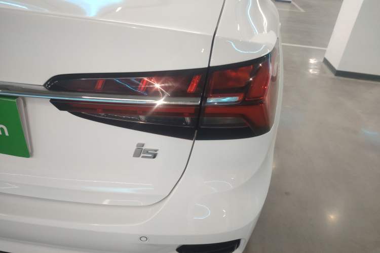 Used Roewe i5 2021 1.5L CVT Black Gold Edition