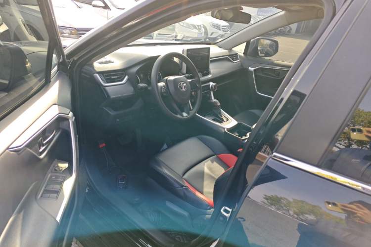 Used Toyota Wildlander 2022 Updated Version 2.0L CVT Two-Wheel Drive Leading Edition
