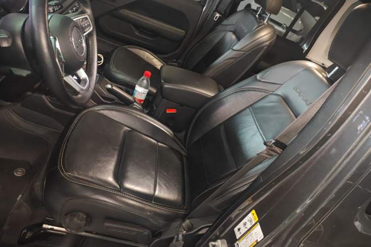 Used  Wrangler 2019 2.0T Sahara Four-Door Brilliant Top Version China VI Emission Standard
