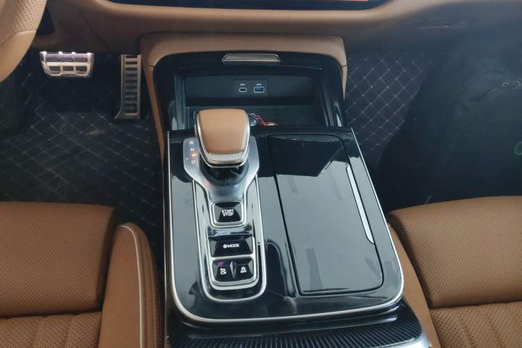 Used Hongqi H9 2025 2.0T Two-Wheel-Drive Flagship Private Enjoyment Style 5 Seats
