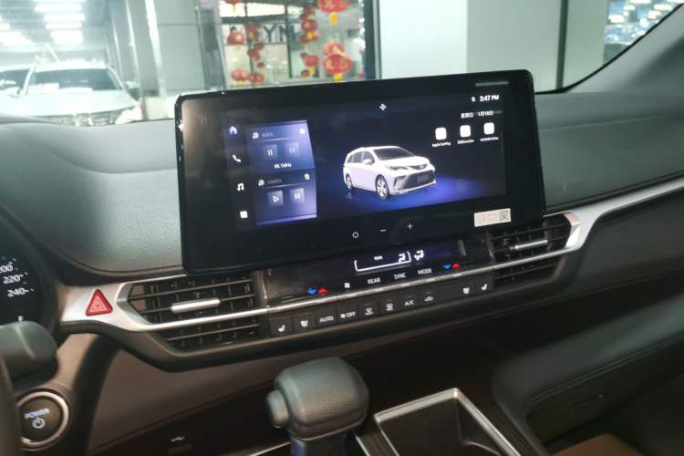 Used Toyota Granvia 2024 2.5L Hybrid Luxury Edition
