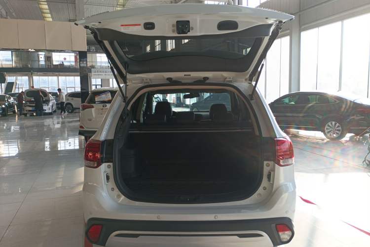 Used Mitsubishi Outlander 2019 2.4L 4x4 Zhi Xiang Edition 5 Seats China VI Standard