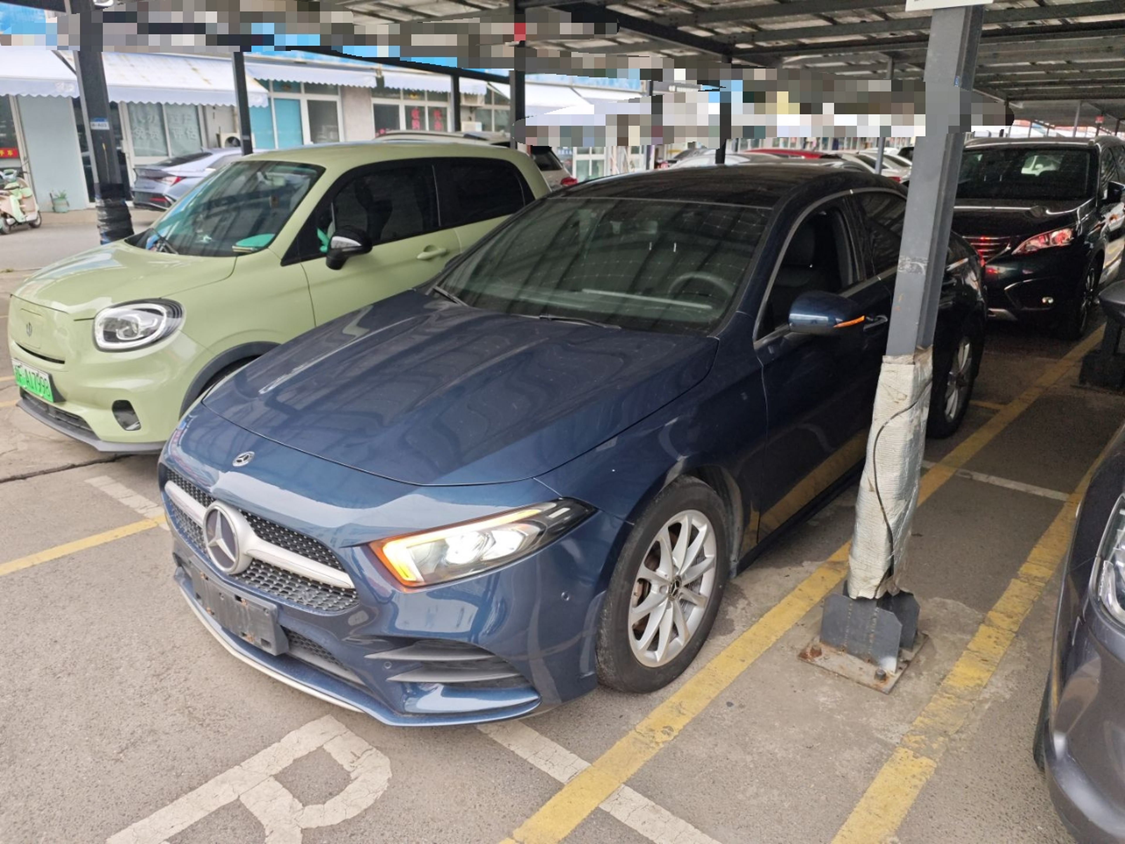 تحت مقدمة السيارة