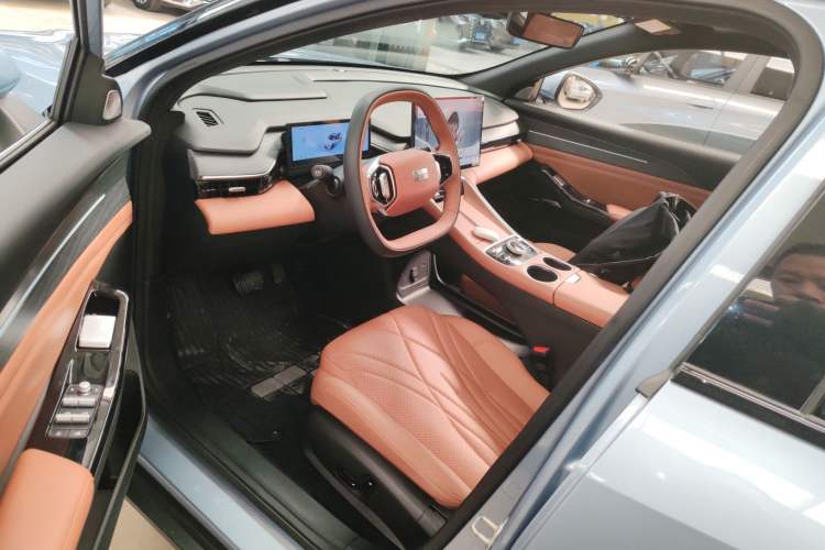 Used  L6 2025 EM-i 140km Starship Edition
