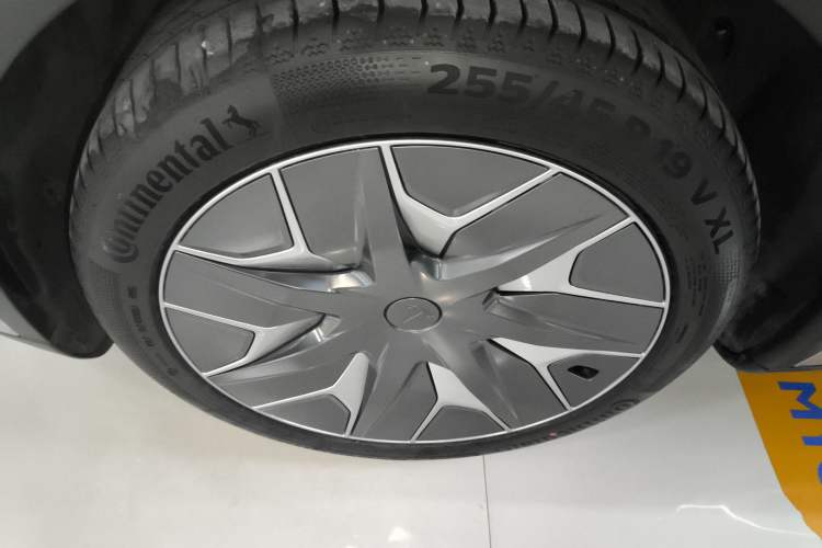 Used Tesla Model Y L 2025 Long-Range All-Wheel-Drive Version

