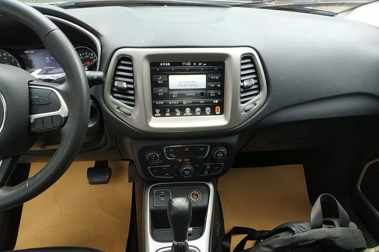 Used  Compass 2017 200T Automatic Family Edition
