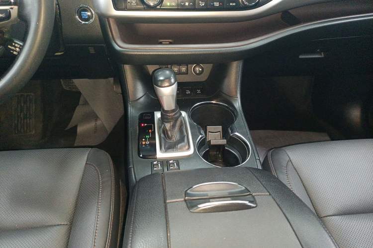 Used Toyota Highlander 2018 2.0T Four-Wheel Drive Luxury Edition 7 Seats China V Emission Standard
