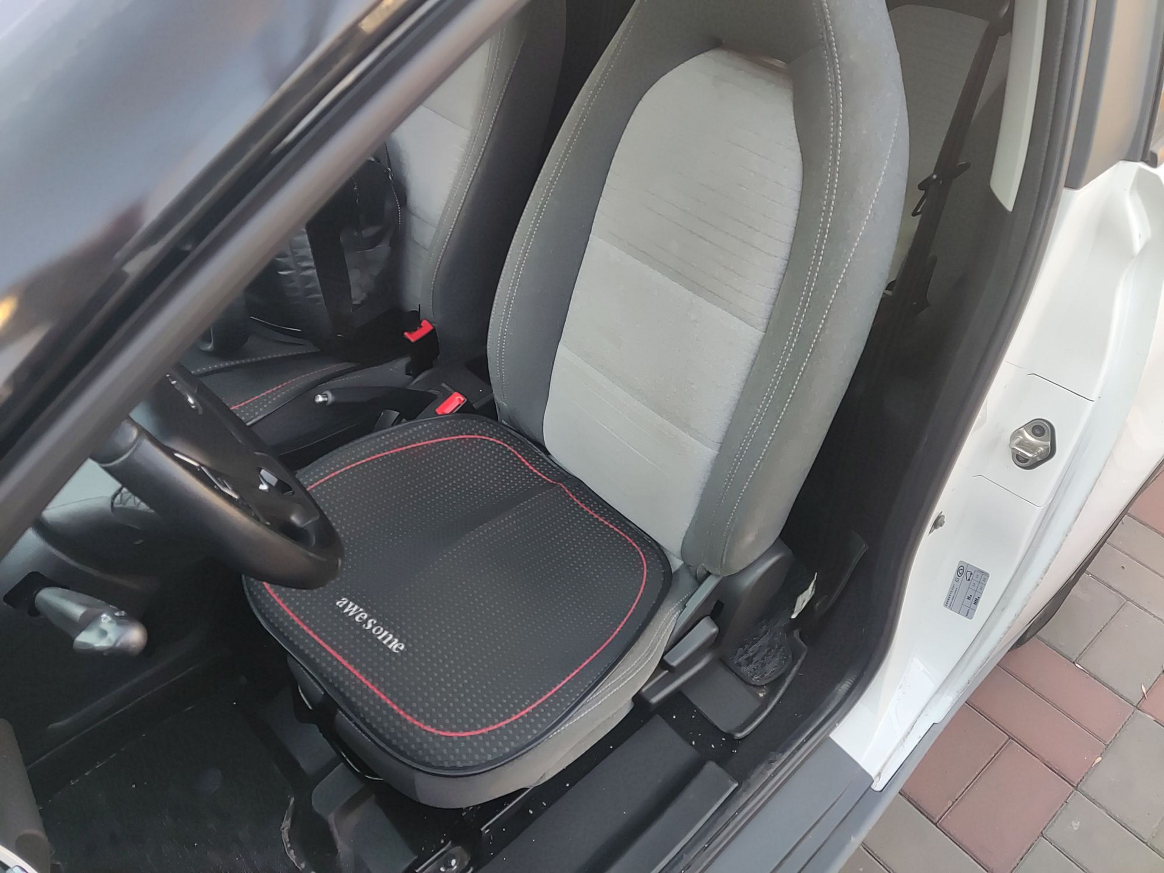 Переднее сиденье в автомобиле