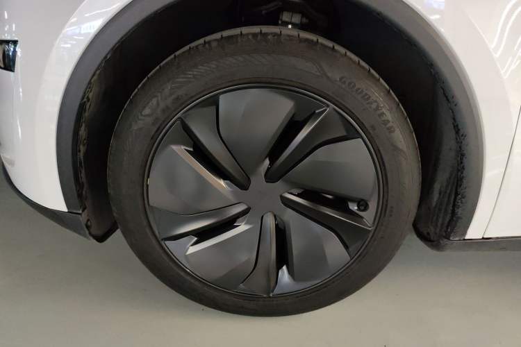 Used Tesla Model Y 2025 Rear-Wheel-Drive Version
