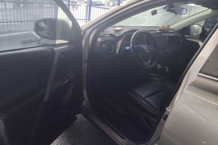 Used Toyota RAV4 2016 2.0L CVT Two-Wheel Drive Fashion Edition China V Standard
