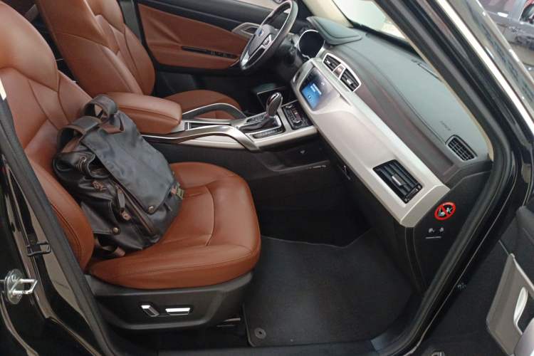 Used Geely Auto Emgrand X7 Sport 2018 1.8TD Automatic Two-Wheel Drive ZhiZun Model with 4G Connectivity