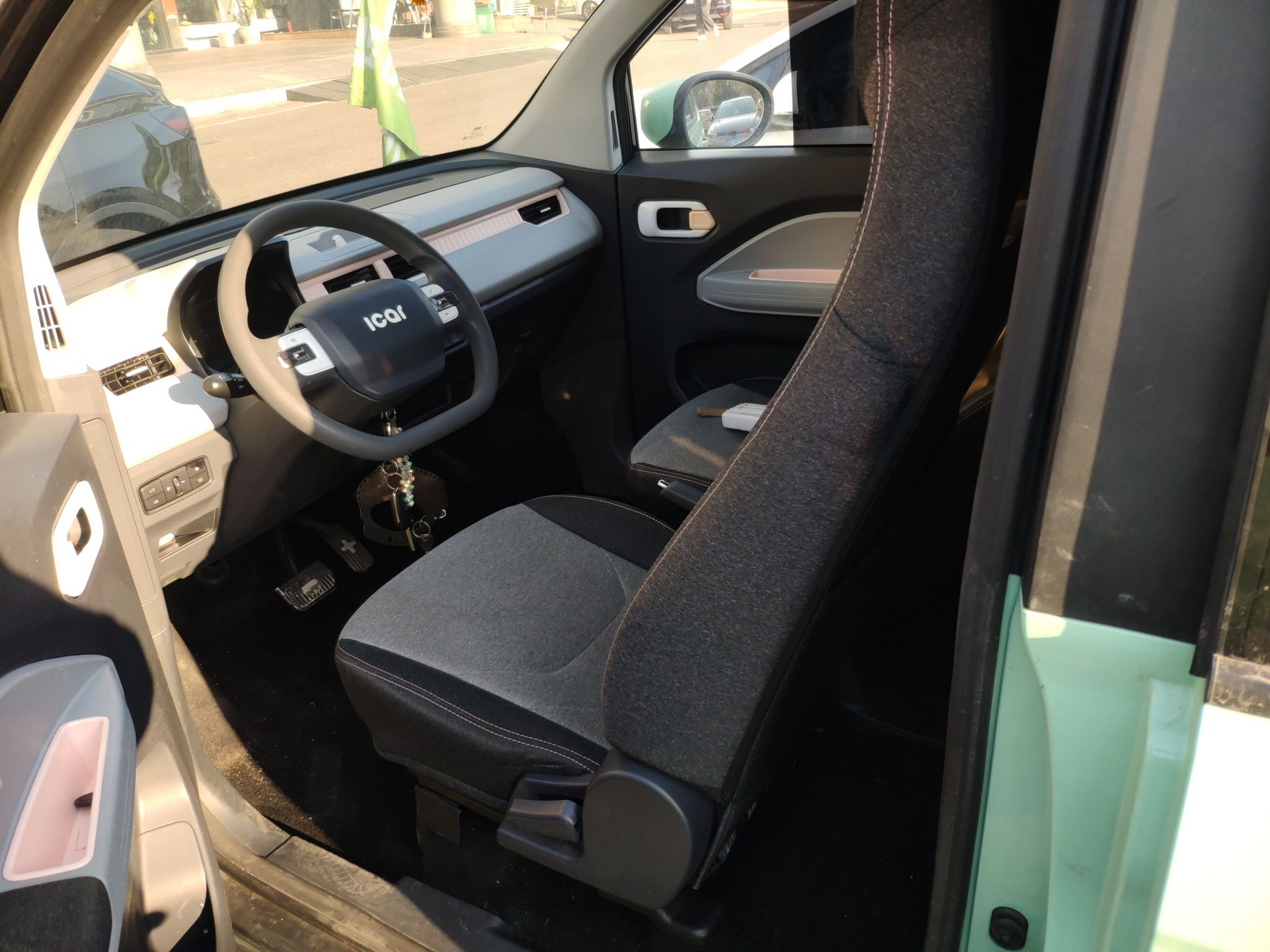 المقاعد الأمامية داخل السيارة