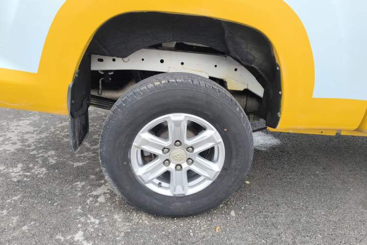 Used SAIC MAXUS T60 2022 5th Anniversary Edition 2.0T Diesel Manual Two-Wheel Drive High Ground Clearance Comfortable Version with Extended Cabin
