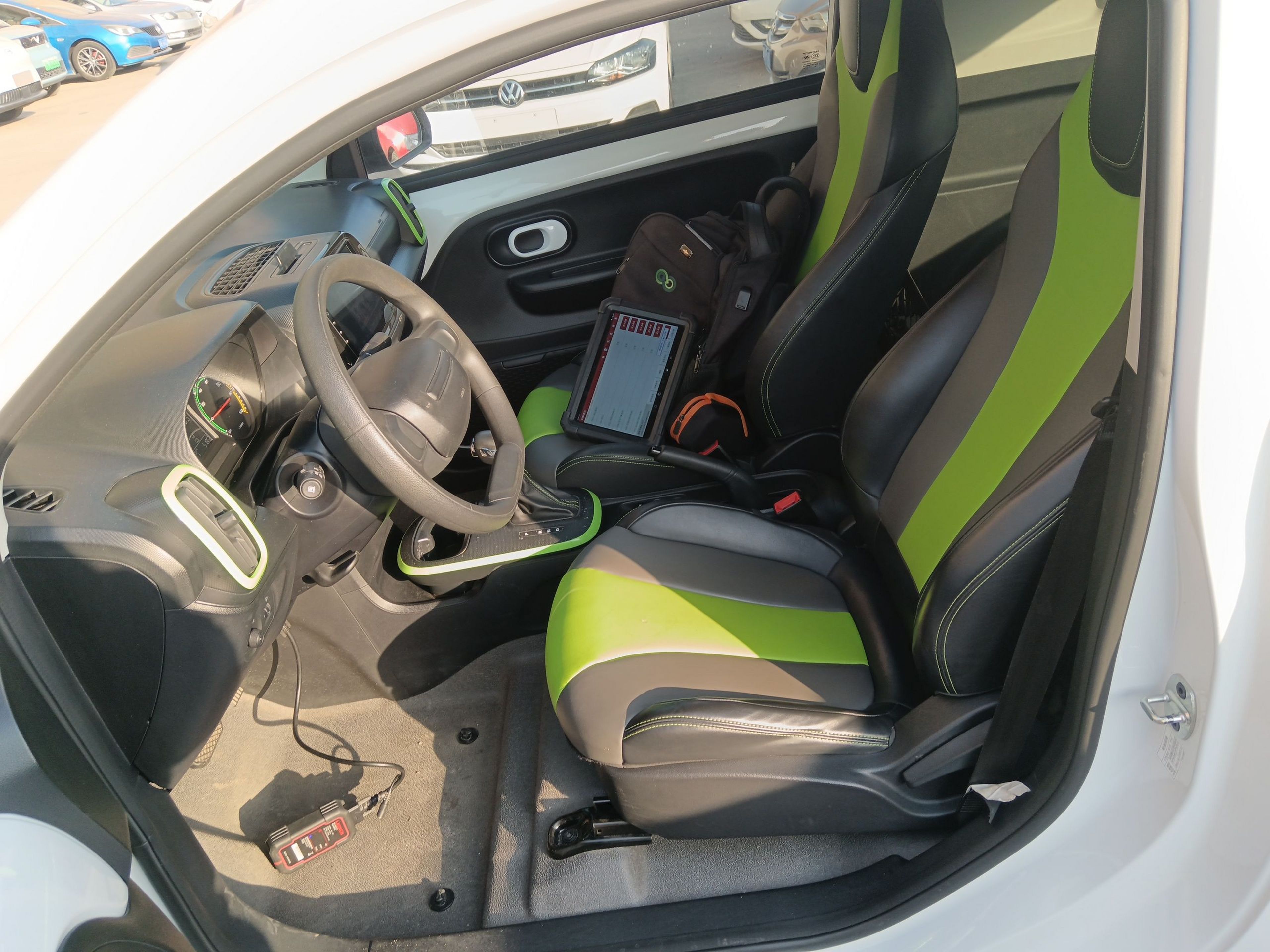 المقاعد الأمامية داخل السيارة