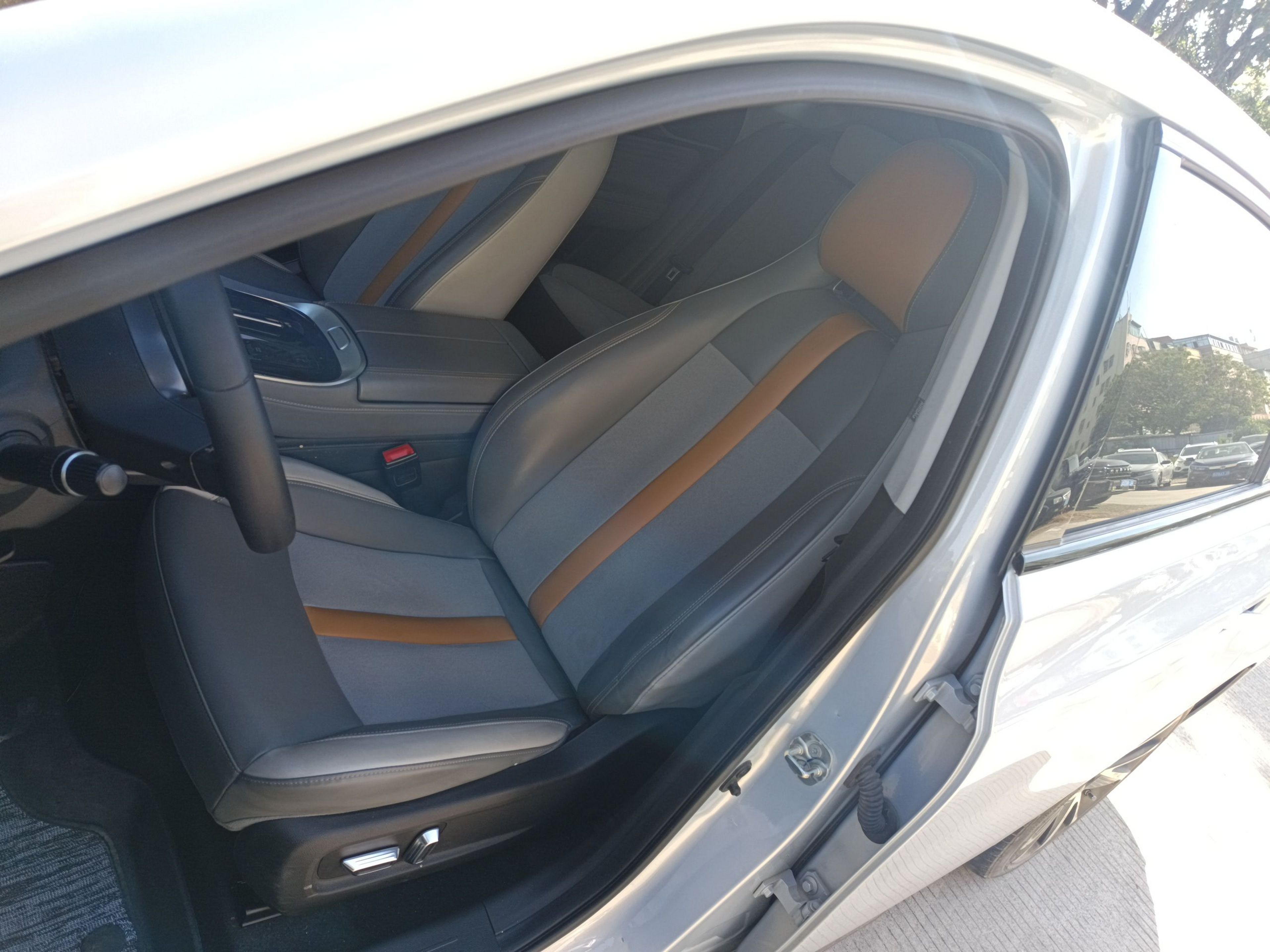 Переднее сиденье в автомобиле