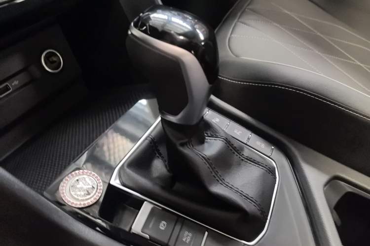 Used Volkswagen Tiguan L 2024 Outstanding Model 330TSI Automatic Two-Wheel Drive R-Line Dragon Glory Edition
