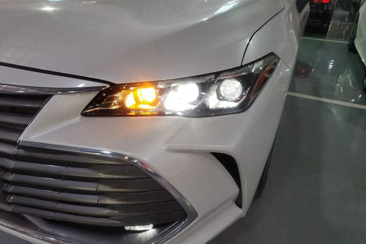 Used Toyota Avalon 2019 Dual-Engine 2.5L XLE Prestige Version China VI Standard
