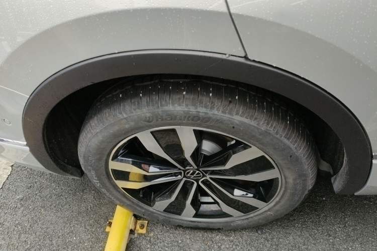 Used Volkswagen Tiguan L 2024 Outstanding Model 330TSI Automatic Two-Wheel Drive R-Line Dragon Glory Edition
