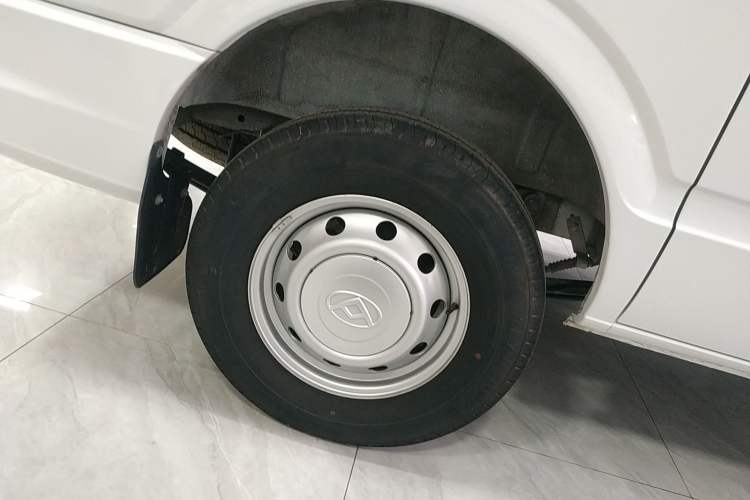 Used SAIC MAXUS Xintu V80 2023 2.0T Manual Classic Aoyuntong Short Wheelbase Mid-Roof 5/6-Seater
