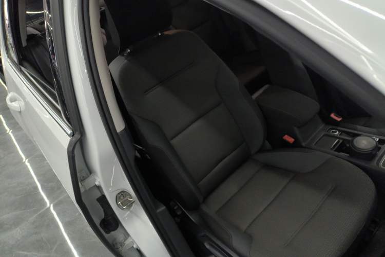 Used Volkswagen Golf 2016 230TSI Automatic Comfort Version
