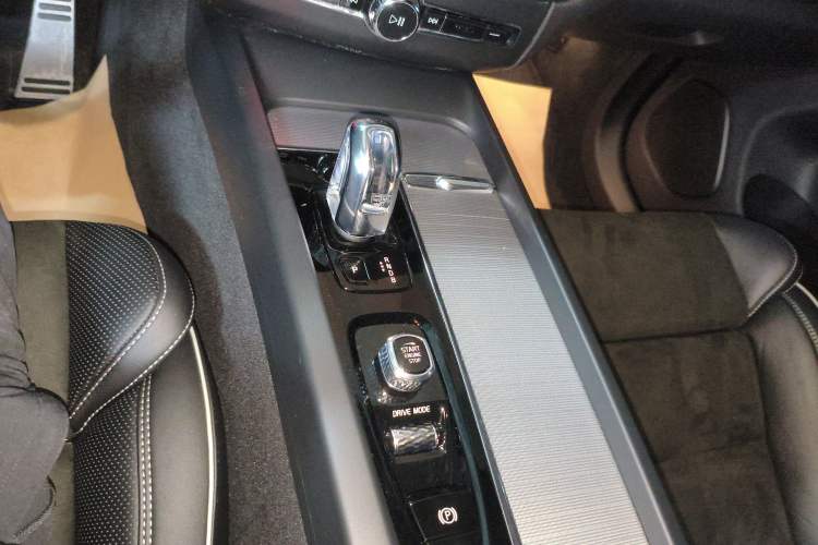 Used Volvo XC60 New Energy 2019 T8 E-Drive Hybrid Intelligent Luxury Sport Edition China V Standard
