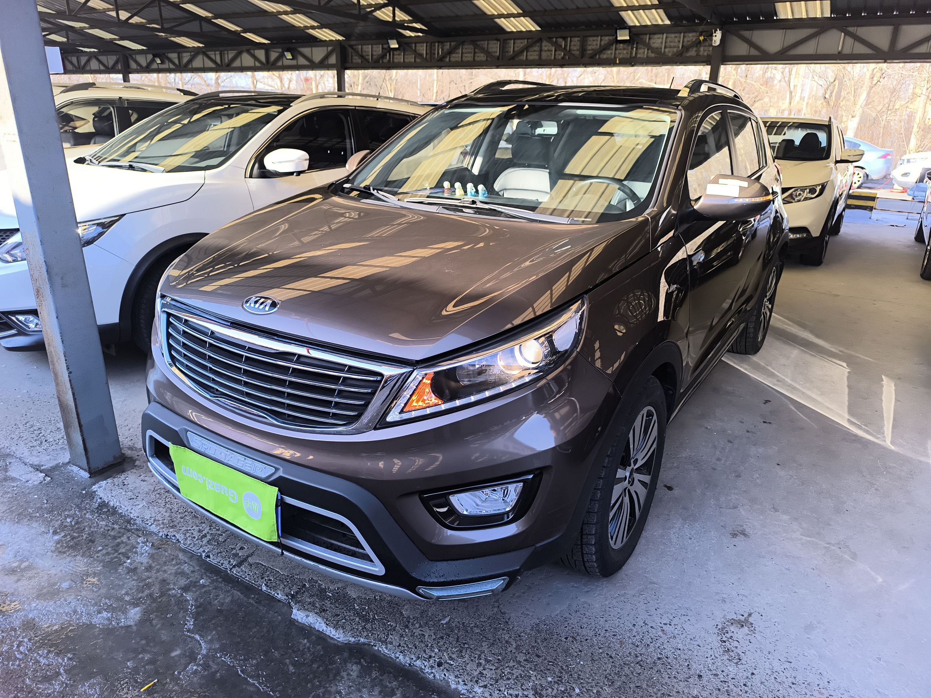 Под передней частью автомобиля